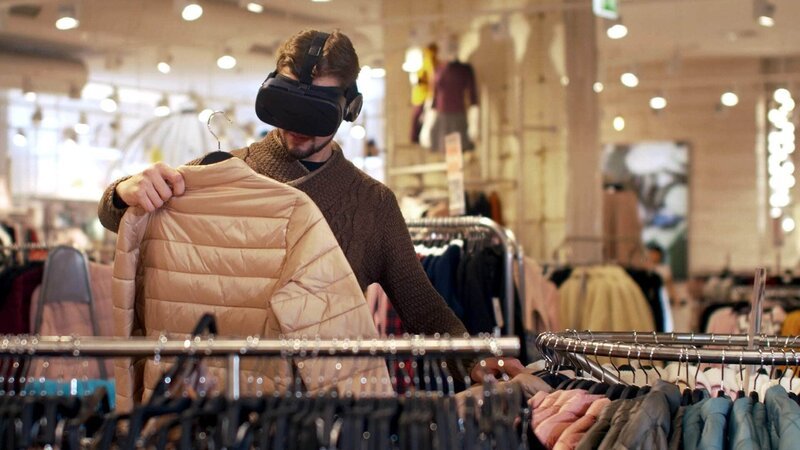 Die Dokumentation zeigt Vorreiter und Zukunftsperspektiven des Einkaufens, die bereits heute existieren und schon morgen Standard sein könnten, wie zum Beispiel das Einkaufen mit einer VR-Brille. – Bild: TVNOW /​ motionelements.com