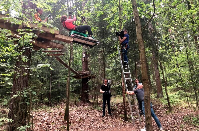 Im Kletterwald im Aktivpark Hohenfelden zu drehen, ist eine Herausforderung fürs Team. – Bild: MDR/Jana Herold Im Kletterwald im Aktivpark Hohenfelden zu drehen, ist eine Herausforderung fürs Team. – Bild: MDR/Jana Herold
