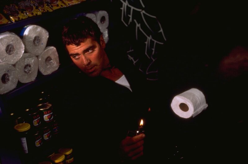Findet sich plötzlich im Kampf gegen Vampire wider: Bankräuber Seth Gecko (George Clooney)… – Bild: 1995 Miramax, LLC . All Rights Reserved. Lizenzbild frei