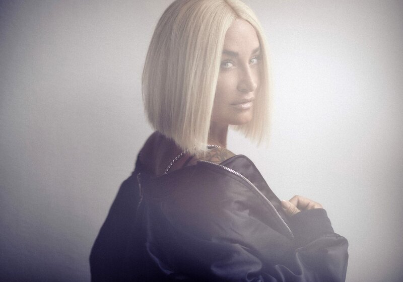 Wir halten zusammen! – Bild: SWR/​Universal/​Christoph Köstlin