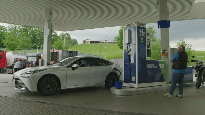 John Kantara tankt Wasserstoff für den Toyota Mirai an einer OMV Tankstelle in Irschenberg. – Bild: ZDF und Gerald Gareis.