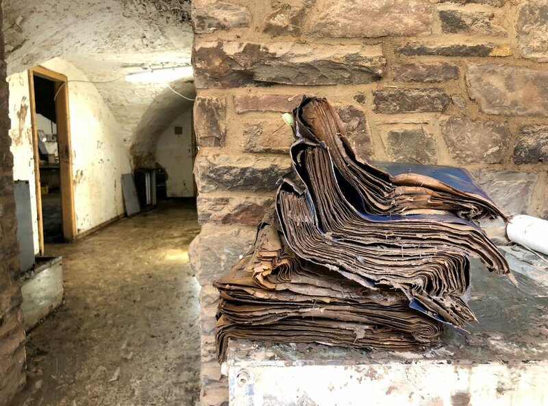 Im Kellergewölbe des Stadtarchivs von Bad Münstereifel sind jahrhundertealte Urkunden und Dokumente dem Hochwasser zum Opfer gefallen. – Bild: WDR/​Madelaine Meier