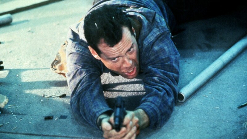 Terroristen haben den Flughafen von Washington unter ihre Kontrolle gebracht. John McClane (Bruce Willis), der eigentlich nur seine Frau vom Flughafen abholen wollte, nimmt den Kampf gegen die skrupellosen Verbrecher auf. – Bild: RTL Zwei