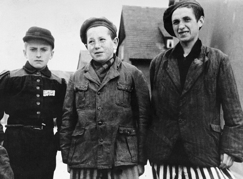 Beniek Ajnszydler (links) wurde als 12-jähriger Junge aus dem KZ Buchenwald befreit. Das Foto zeigt ihn wenige Tage nach der Ankunft der US-Armee. – Bild: ZDF und rbb/​National Archives and Records Administration