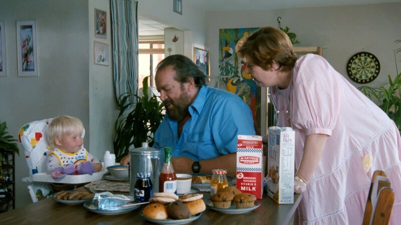 Bull Webster (Bud Spencer, M.); Betty Webster (Sharon Madden, r.) – Bild: Puls 4 Bull Webster (Bud Spencer, M.); Betty Webster (Sharon Madden, r.) – Bild: Puls 4