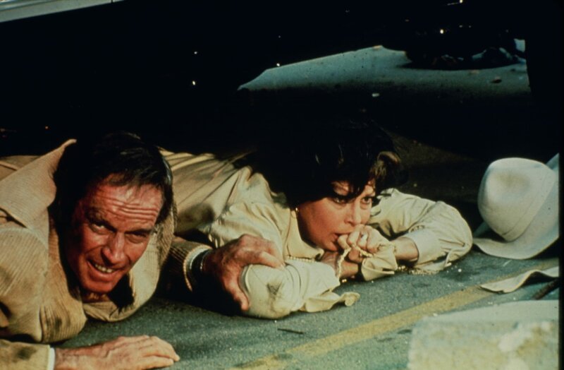 Verzweifelt suchen Remy (Ava Gardner, r.) und Graff (Charlton Heston, l.) Schutz, aber das Erdbeben zerstört ihr Leben, wie sie es bisher kannten … – Bild: NBCU