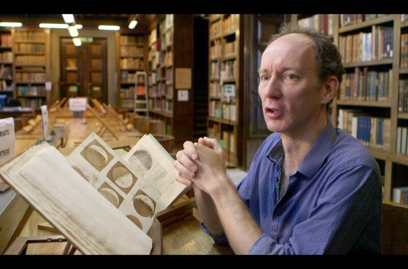 Prof. Nick Wilding mit den Galileo-Archiven in der Nationalbibliothek von Florenz – Bild: RBB / © Ventana-Film Prof. Nick Wilding mit den Galileo-Archiven in der Nationalbibliothek von Florenz – Bild: RBB / © Ventana-Film