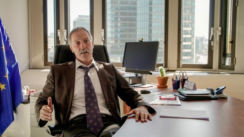 Peter Kaltenegger von der Europäischen Kommission setzt sich für den Erhalt der Vitalität im ländlichen Raum ein. – Bild: ORF/​Geyrhalter Filmproduktion