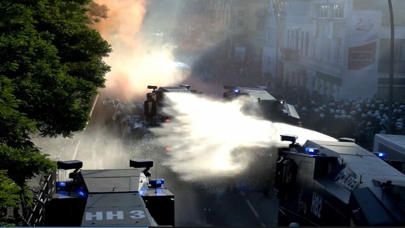 Einsatz von Wasserwerfern gegen linke Demonstranten beim G-20-Gipfel. – Bild: ZDF und Rainer Fromm./​Rainer Fromm