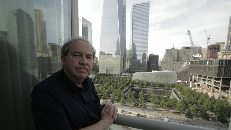 Frank Greening, vor dem neuen Freedom Tower in New York, ist einer der Experten, die in dieser Doku zum 11. September 2001 zu Wort kommen. – Bild: ZDF und Renny Bartlett/​Renny Bartlett