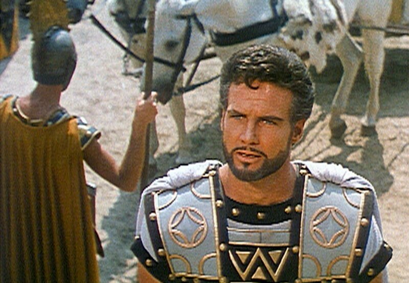 Äneas (Steve Reeves), einer der tapfersten Verteidiger Trojas, bittet für sich und seine Schicksalsgefährten im Königreich Latium um Asyl. – Bild: MDR