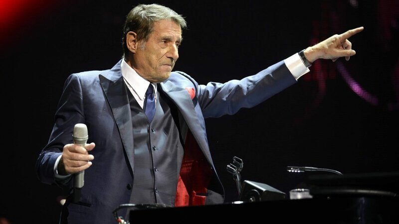 Udo Jürgens bei einem seiner letzten Konzerte. Auf der Bühne sprüht er wie immer vor Energie. Nur seine engsten Freunde wissen, wie es ihm wirklich geht. – Bild: ZDF und imago stock&people/imago stock&people Udo Jürgens bei einem seiner letzten Konzerte. Auf der Bühne sprüht er wie immer vor Energie. Nur seine engsten Freunde wissen, wie es ihm wirklich geht. – Bild: ZDF und imago stock&people/imago stock&people