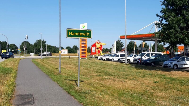 Der Autohof in Handewitt liegt direkt an der A7, nur einen Katzensprung von der deutsch-dänischen Grenze entfernt. – Bild: NDR/​Produktion Clipart