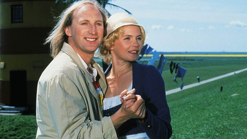 Frauke (Barbara May), die hübsche Tochter des fiesen Barons, überredet Otto (Otto Waalkes), nach Amerika zu fahren und seinen Bruder zu finden, damit er sein Land nicht an die skrupellosen Spekulanten verliert. – Bild: TVNOW