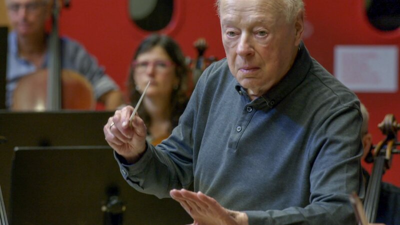 „Bernard Haitink: Der rätselhafte Maestro“, Einer der beliebtesten Dirigenten, Bernard Haitink, ging vor kurzem im Alter von 90 Jahren in den Ruhestand. John Bridcuts Dokumentarfilm beobachtet den charismatischen Maestro bei der Arbeit, während er seine letzten Konzerte vorbereitet. Einige der Musiker, mit denen er zusammengearbeitet hat, versuchen, die Geheimnisse seiner Dirigiertechnik zu erklären. Haitink selbst spricht offen und emotional über die prägenden Momente in seinem Leben und, wie sich sein Denkansatz während seiner 68 Jahre am Pult vieler Orchester verändert hat. Nicht zuletzt gibt er wertvolle Ratschläge für jene, die hoffen, in seine Fußspuren treten zu können.Im Bild: Dirigent Bernard Haitink. SENDUNG: ORF2 – SO – 29.08.2021 – 09:05 UHR. – Veroeffentlichung fuer Pressezwecke honorarfrei ausschliesslich im Zusammenhang mit oben genannter Sendung oder Veranstaltung des ORF bei Urhebernennung. Foto: ORF/​Crux Productions. Anderweitige Verwendung honorarpflichtig und nur nach schriftlicher Genehmigung der ORF-Fotoredaktion. Copyright: ORF, Wuerzburggasse 30, A-1136 Wien, Tel. +43-(0)1–87878–13606 – Bild: ORF /​ Crux Productions