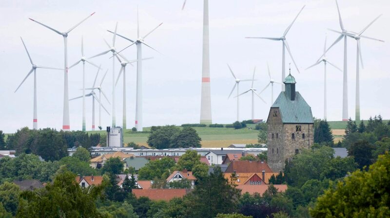 Der Ort Lichtenau ist umgeben von Windparks. – Bild: WDR/​Längengrad/​Erik Sick