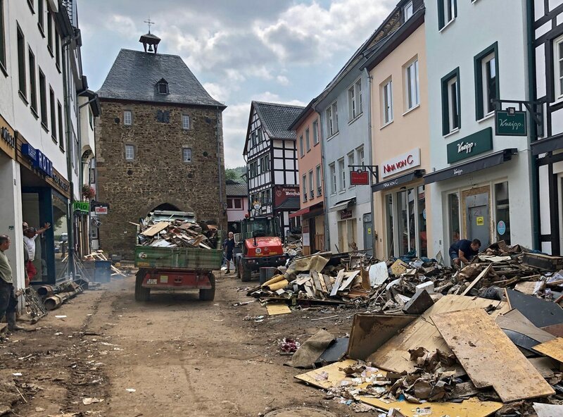 Das Aufräumen ist in vollem Gange. Vielerorts helfen private Betriebe und Bauern mit schwerem Gerät. – Bild: SWR/WDR/Madeleine Meier Das Aufräumen ist in vollem Gange. Vielerorts helfen private Betriebe und Bauern mit schwerem Gerät. – Bild: SWR/WDR/Madeleine Meier