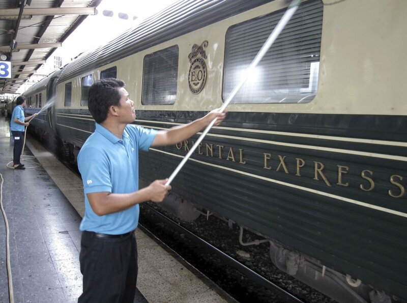 Reinigung für den „Eastern & Oriental Express“ vor der Abreise. – Bild: NDR/NDR/Frank Walbaum Reinigung für den „Eastern & Oriental Express“ vor der Abreise. – Bild: NDR/NDR/Frank Walbaum
