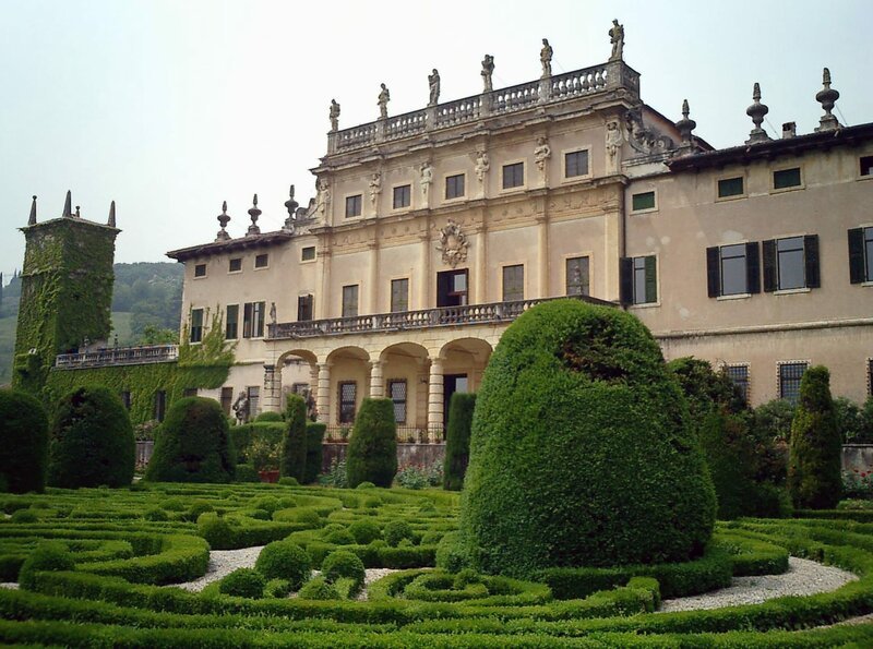 Gartenparterre der Villa Allegri Arvedi bei Verona. – Bild: „Bild: BR/​Imhof-Web