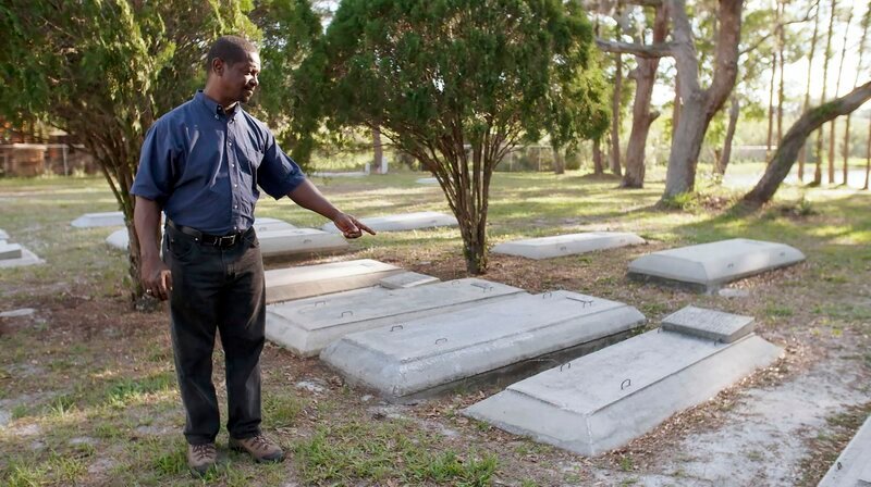 Die Gesellschaft von Sarasota ist gespalten, auch über den Tod hinaus: Ronnie Phelps auf dem Schwarzen Friedhof der Stadt. – Bild: WDR/​9/​11 Kids Productions Inc.