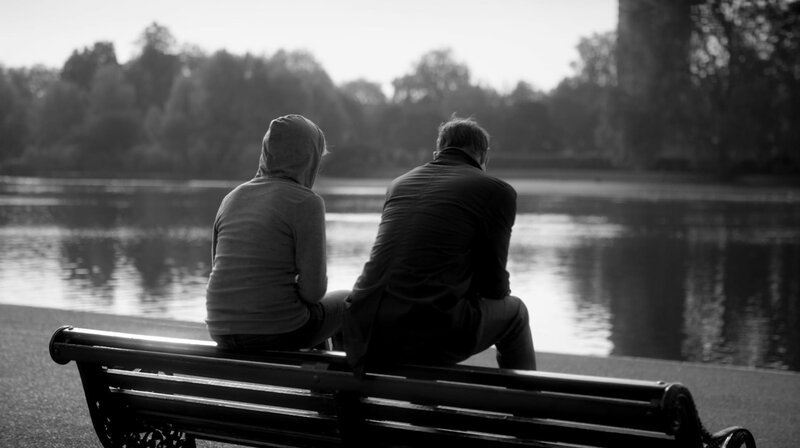 Isabelle (Julia Jentsch) und Jakob (Sebastian Zimmler) sitzen im Park in London. Werden Sie sich je wieder aufrichtig begegnen können? – Bild: WDR/​BR/​unafilm GmbH/​Robert Binnall
