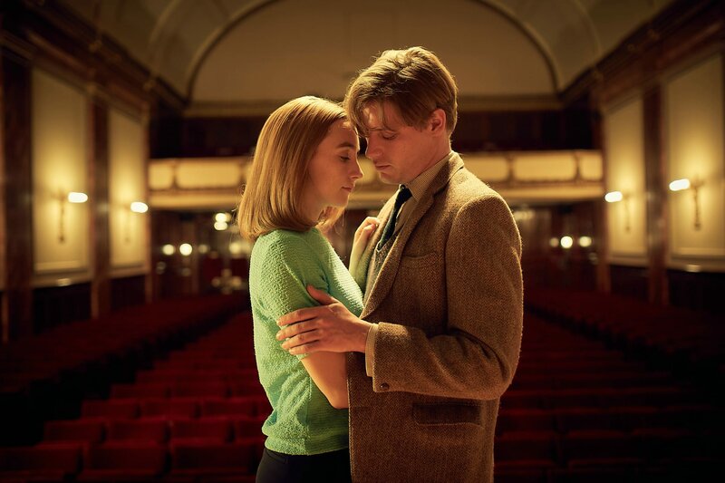 Am Strand – Bild: 2017 British Broadcasting Corporation /​ Number 9 Films (Chesil) Limited Lizenzbild frei