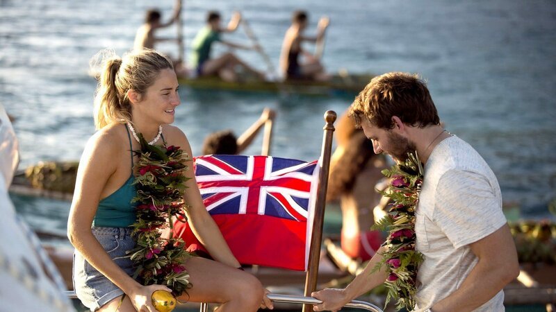 Bei ihrer Weltreise macht die Kalifornierin Tami (Shailene Woodley) Zwischenstopp auf Tahiti. Dort verliebt sie sich in den britischen Segler Richard (Sam Claflin) – Bild: RTL Zwei