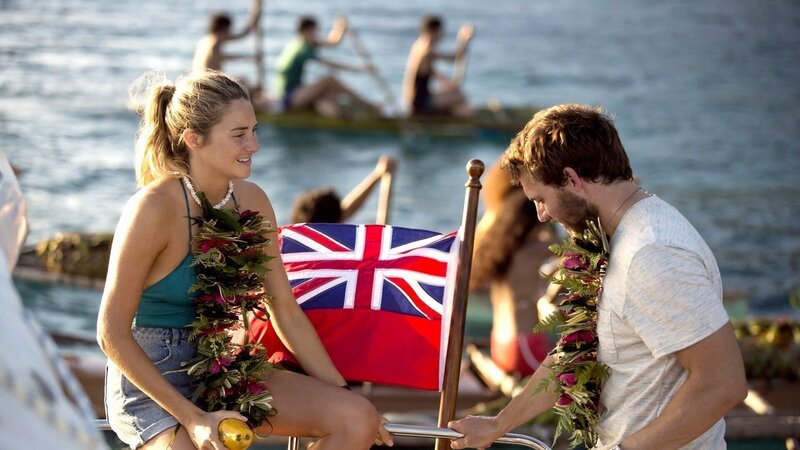 Bei ihrer Weltreise macht die Kalifornierin Tami (Shailene Woodley) Zwischenstopp auf Tahiti. Dort verliebt sie sich in den britischen Segler Richard (Sam Claflin) – Bild: RTL Zwei Bei ihrer Weltreise macht die Kalifornierin Tami (Shailene Woodley) Zwischenstopp auf Tahiti. Dort verliebt sie sich in den britischen Segler Richard (Sam Claflin) – Bild: RTL Zwei