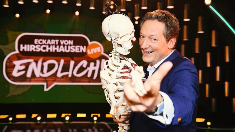 Dr. Eckart von Hirschhausen ist Deutschlands bekanntester Arzt und ein Allround-Talent. In seinem siebten Solo-Programm „Endlich“ widmet er sich dem größten Thema unserer Zeit: der Zeit! – Bild: TVNOW /​ Willi Weber