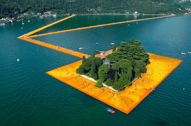 Der Künstler Christo ist am 31.05.2020 gestorben. ARTE zeigt diese Dokumentation über sein Projekt von 2016 „The Floating Piers“. – Bild: WDR / © Alamode Film München/Wolfgang Volz Der Künstler Christo ist am 31.05.2020 gestorben. ARTE zeigt diese Dokumentation über sein Projekt von 2016 „The Floating Piers“. – Bild: WDR / © Alamode Film München/Wolfgang Volz