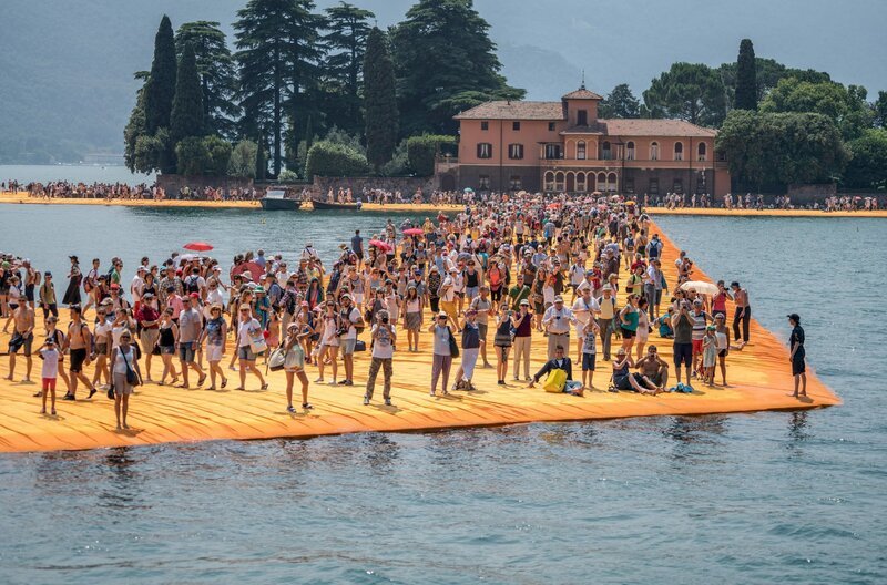 Sehr viele Menschen möchten die „Floating Piers“ von Christo betreten. – Bild: WDR /​ © Alamode Film München/​Wolfgang Volz