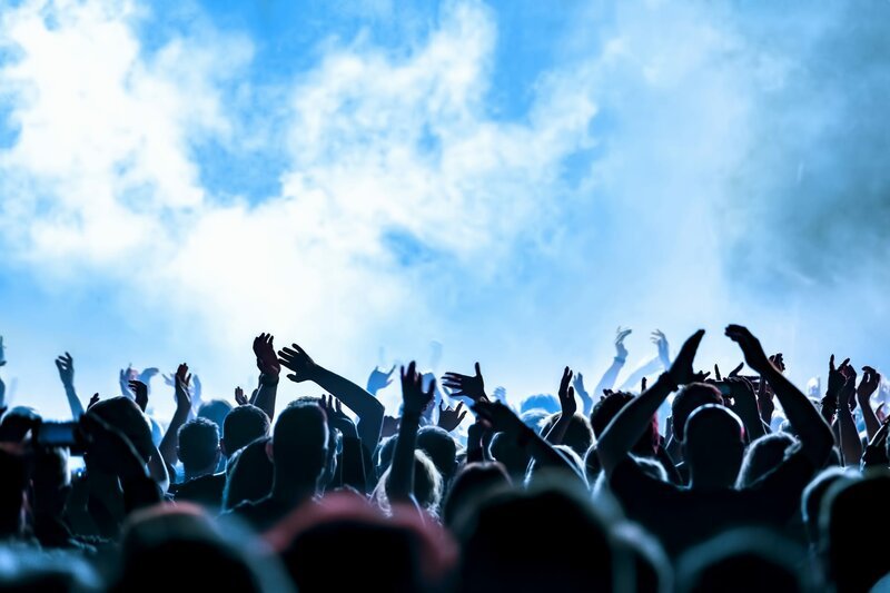 Konzert menschenmenge – Bild: Shutterstock