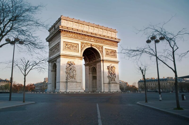 Der Triumphbogen, an dem die berühmte Avenue des Champs-Elysées in den sternförmigen Place Charles de Gaulle mündet, zieht an und stößt ab. Als unerschütterlicher Zeuge der französischen und europäischen Geschichte ist er mit starken Emotionen aufgeladen. – Bild: ARTE /​ © Flair Production /​ © Flair Production