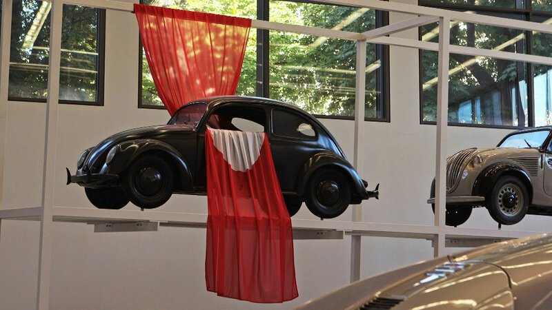 Sternstunde Kunst Design ist niemals unschuldig Friedrich von Borries zeigt durch kleine Eingriffe, dass Design politisch ist. An einem VW-Käfer drapiert er ein Tuch, das einer Hakenkreuzfahne ähnlich sieht und an die Anfänge als KdF-Auto erinnert. SRF/Kobalt/Robert Wagner – Bild: SRF1 Sternstunde Kunst Design ist niemals unschuldig Friedrich von Borries zeigt durch kleine Eingriffe, dass Design politisch ist. An einem VW-Käfer drapiert er ein Tuch, das einer Hakenkreuzfahne ähnlich sieht und an die Anfänge als KdF-Auto erinnert. SRF/Kobalt/Robert Wagner – Bild: SRF1
