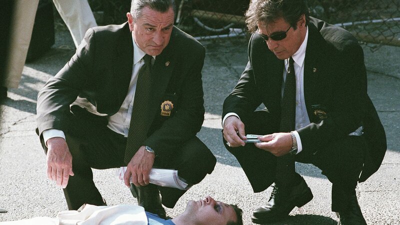 Nachdem der Killer erneut zugeschlagen hat, untersuchen Turk (Robert De Niro, l.) und Rooster (Al Pacino, r.) das letzte Opfer. – Bild: ZDF und Ken Regan./​Ken Regan
