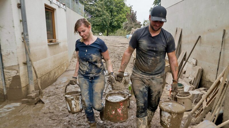 Es ist kein Ende in Sicht, aber die freiwilligen Helfer machen den Anwohnern Mut die Krise zu überstehen. Reporterin Elisa Luzius erfährt während der Arbeit , warum Viktor Dick zum Helfen aus Koblenz angereist ist. – Bild: SWR