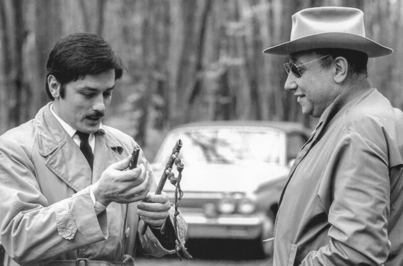 Alain Delon (li.) und Jean-Pierre Melville (re.) während der Dreharbeiten zu dem Gangsterfilm „Vier im roten Kreis“ von Melville aus dem Jahr 1970 – Bild: arte