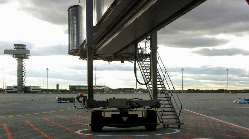 Der BER sollte Europas modernster Flughafen werden, stattdessen wurde er beinahe Europas prominenteste Flughafen-Ruine. Der neue Hauptstadt-Airport verschlang mehr als sieben Milliarden Euro, er ruinierte Politikerkarrieren und geht nun mit neunjähriger Verspätung Ende Oktober 2020 an den Start. Was lief schief auf der Flughafen-Baustelle vor den Toren Berlins? – Aus den geplanten Baukosten von 2 Milliarden wurden über 7 Milliarden. – Bild: rbb/Thomas Balzer Der BER sollte Europas modernster Flughafen werden, stattdessen wurde er beinahe Europas prominenteste Flughafen-Ruine. Der neue Hauptstadt-Airport verschlang mehr als sieben Milliarden Euro, er ruinierte Politikerkarrieren und geht nun mit neunjähriger Verspätung Ende Oktober 2020 an den Start. Was lief schief auf der Flughafen-Baustelle vor den Toren Berlins? – Aus den geplanten Baukosten von 2 Milliarden wurden über 7 Milliarden. – Bild: rbb/Thomas Balzer