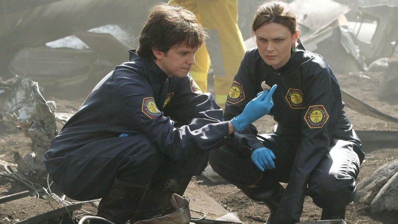 Dr. Brennan (Emily Deschanel) und Zach (Eric Millegan) untersuchen die Opfer eines Flugzeugabsturzes. Bei der Spurensuche stoßen sie auch Fragmente eines Mannes, der eindeutig nicht zu den Opfern des Flugzeugunglücks gehört. – Bild: TVNOW /​ FOX