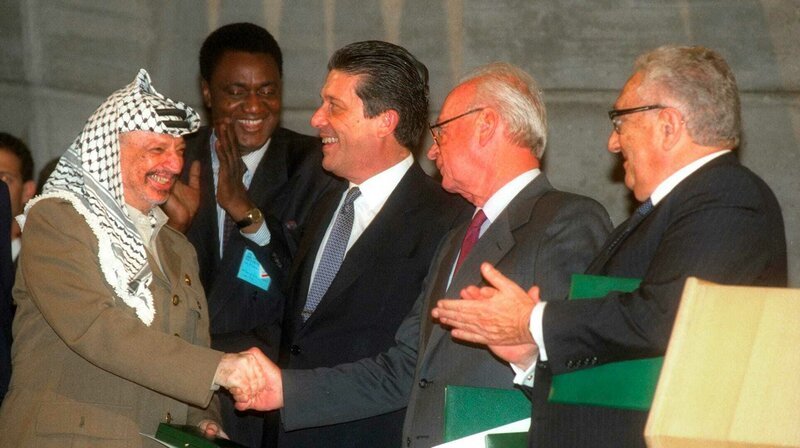 Die internationale Koproduktion dokumentiert zum ersten Mal, was wirklich bei den geheimen israelisch-palästinensischen Friedensverhandlungen in Norwegen 1992/​93 geschah. Der Film erzählt exklusiv aus der Sicht der wichtigsten Akteure, wie es zum Friedensabkommen von Oslo kam und fragt nach den Ursachen für das Scheitern der darauffolgenden Verhandlungen. – Jassir Arafat und Yitzhak Rabin nach Erhalt des UNESCO-Friedenspreises 1994 in Paris – Bild: ZDF und rbb/​SA’AR YA’Acov.