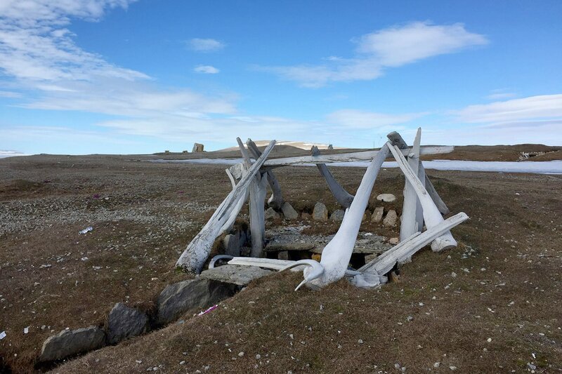 Früher schützten sich die Inuit im Winter mit einfachen Erdwohnungen gegen die lebensfeindliche Witterung der Arktis. – Bild: ZDF Honorarfreie Verwendung nur im Zusammenhang mit genannter Sendung und bei folgender Nennung „Bild: Sendeanstalt/​Copyright“. Andere Verwendungen nur nach vorheriger Absprache: ARTE-Bildredaktion