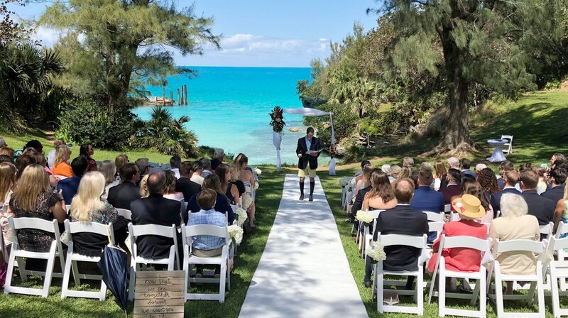 Auch Pfarrer tragen die legendären Bermuda-shorts bei Hochzeiten. – Bild: NDR/Kristian Kähler Auch Pfarrer tragen die legendären Bermuda-shorts bei Hochzeiten. – Bild: NDR/Kristian Kähler