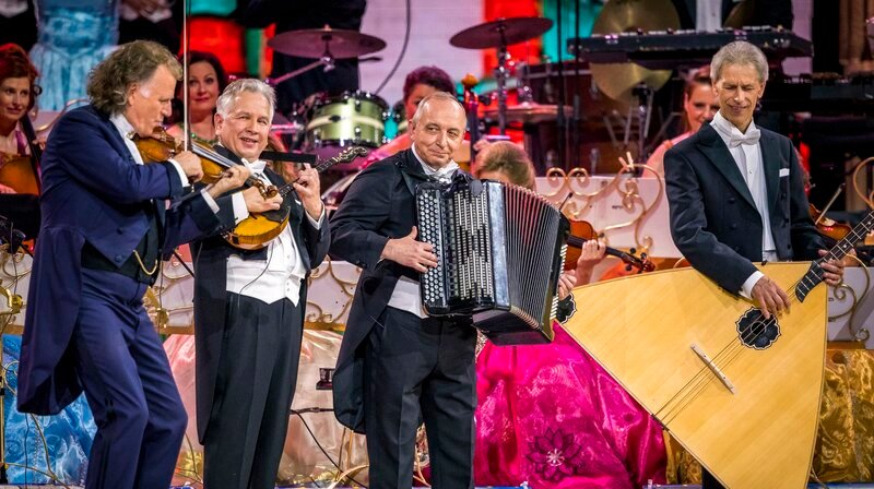 NDR Fernsehen DIE GROSSE ANDRÉ RIEU GALA – 15 JAHRE MAASTRICHT KONZERTE, am Mittwoch (23.12.20) um 22:00 Uhr. Das Trio St. Petersburg begeistert den Platz mit „Kalinka“. © NDR/​André Rieu Productions/​Marcel van Hoorn, honorarfrei – Verwendung gemäß der AGB im engen inhaltlichen, redaktionellen Zusammenhang mit genannter NDR-Sendung bei Nennung „Bild: NDR/​André Rieu Productions/​Marcel van Hoorn“ (S2). NDR Presse und Information/​Fotoredaktion, Tel: 040/​4156⁠–⁠2306 oder -2305, pressefoto@ndr.de – Bild: MDR/​NDR/​André Rieu Productions/​Marcel van Hoorn