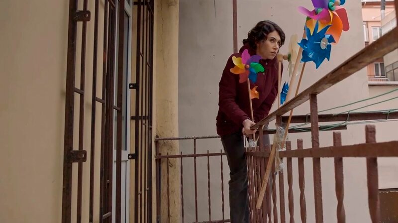Leyla (Rewşan Çeliker) versucht über den Balkon zu fliehen. – Bild: WDR/​Siwor Film