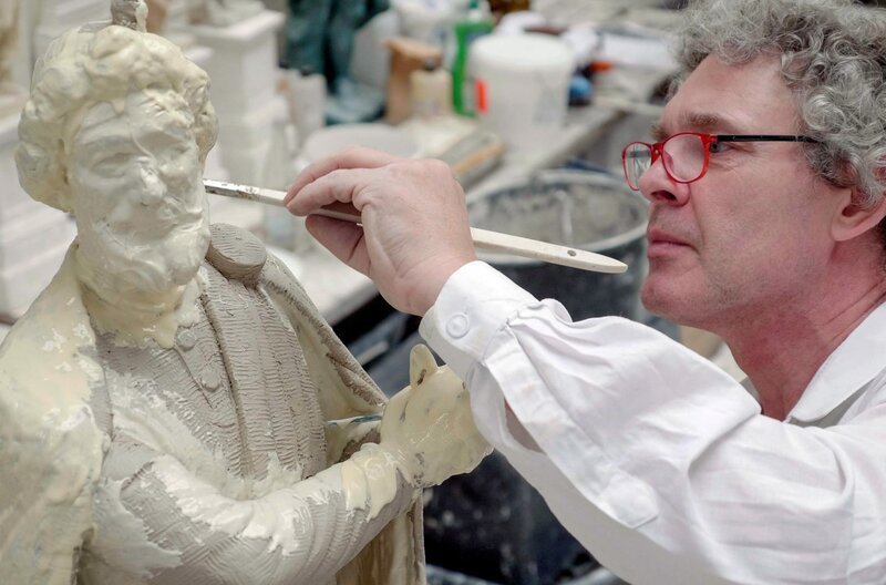 Bildhauer Frank Rösler bei der Rekonstruktion einer Schlossfigur – Bild: ZDF /​ © Norbert Busè