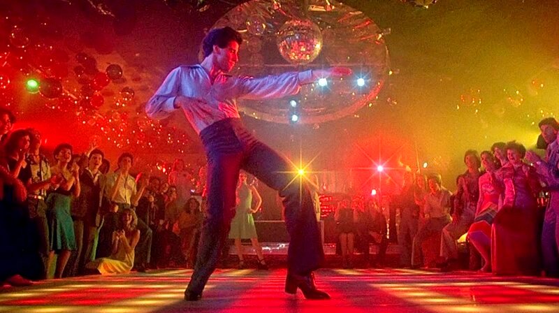 Szene aus „Saturday Night Fever – Der ultimative Disco-Film“:  Mit seinen akrobatischen Tanzeinlagen im Film-Klassiker „Saturday Night Fever“ (1977) prägte John Travolta für immer das Bild der Disco-Bewegung. – Bild: SWR