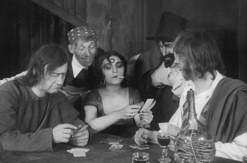 Carmen (Pola Negri, Mi.) hat viele Begabungen, die sie zu Geld machen kann. – Bild: FWMS/​ZDF /​ © FWMS/​ZDF