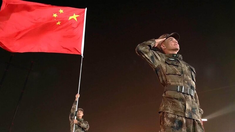 Soldat mit chinesischer Flagge. – Bild: TVNOW /​ Final Frame Content