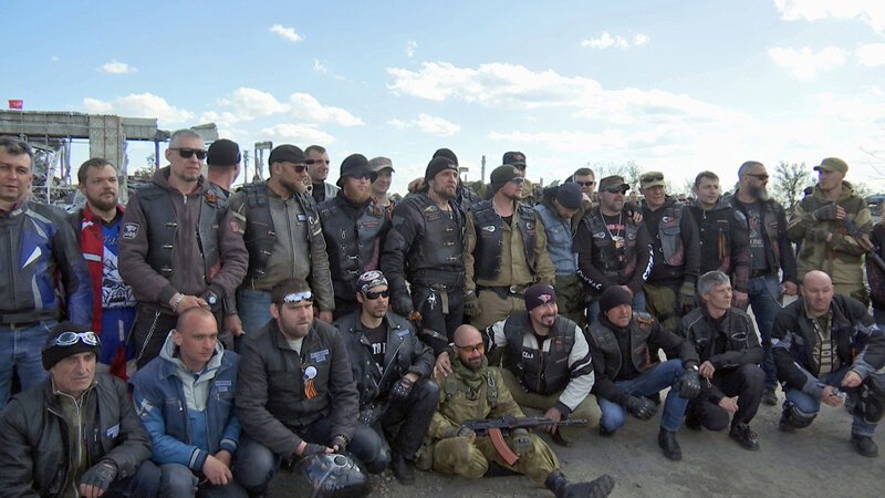 Die „Nachtwölfe“ verteidigen ihre Stellung als mächtigste Motorrad-Gang Russlands vehement: Andere Clubs ordnen sich ihnen entweder unter, oder werden unterdrückt und brutal bekämpft. Die sogenannten Säuberungen fordern auch Todesopfer – bei ihren Gegnern und auch in den eigenen Reihen. – Bild: BILD Die „Nachtwölfe“ verteidigen ihre Stellung als mächtigste Motorrad-Gang Russlands vehement: Andere Clubs ordnen sich ihnen entweder unter, oder werden unterdrückt und brutal bekämpft. Die sogenannten Säuberungen fordern auch Todesopfer – bei ihren Gegnern und auch in den eigenen Reihen. – Bild: BILD