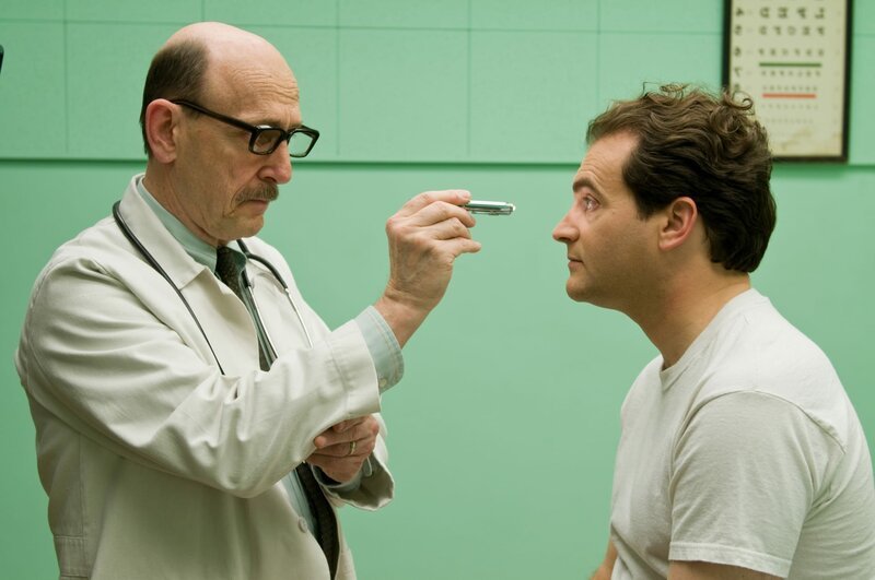 L-R: Dr. Shapiro (Raye Birk) und Larry Gopnik (Michael Stuhlbarg) – Bild: Tobis Film